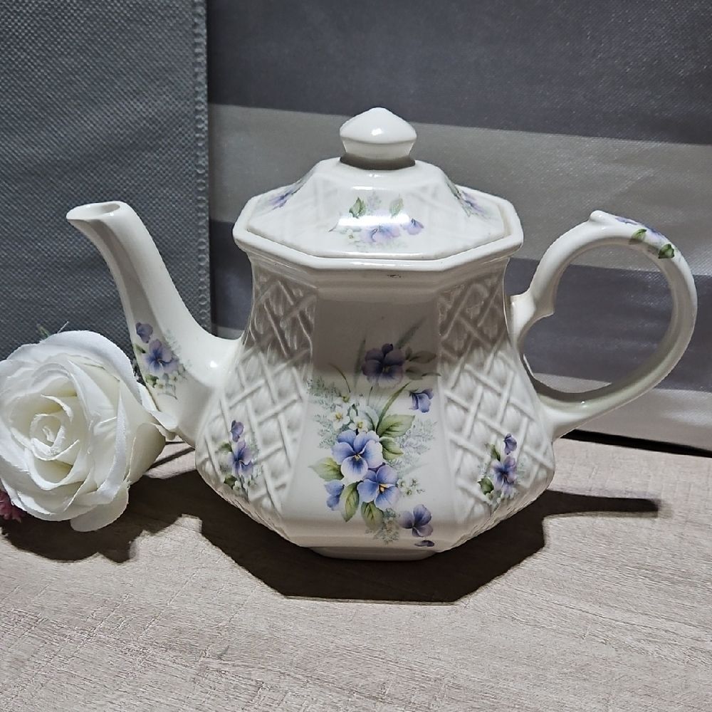 Windsor by Sadler English Vintage Lattice Work Blue Pansey Octogonal Teapot